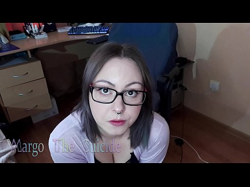 ❤️ Σέξι κορίτσι με γυαλιά πιπιλίζει Dildo βαθιά στην κάμερα Ποιότητα πορνό